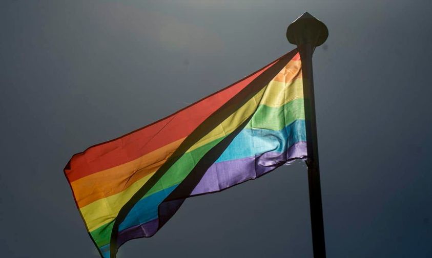 Bandeira (LGTB) é hasteada na Embaixada do Reino Unido para marcar o Dia Internacional contra a Homofobia e Transfobia, celebrado neste sábado (17) (Foto: Marcelo Camargo/Agência Brasil)