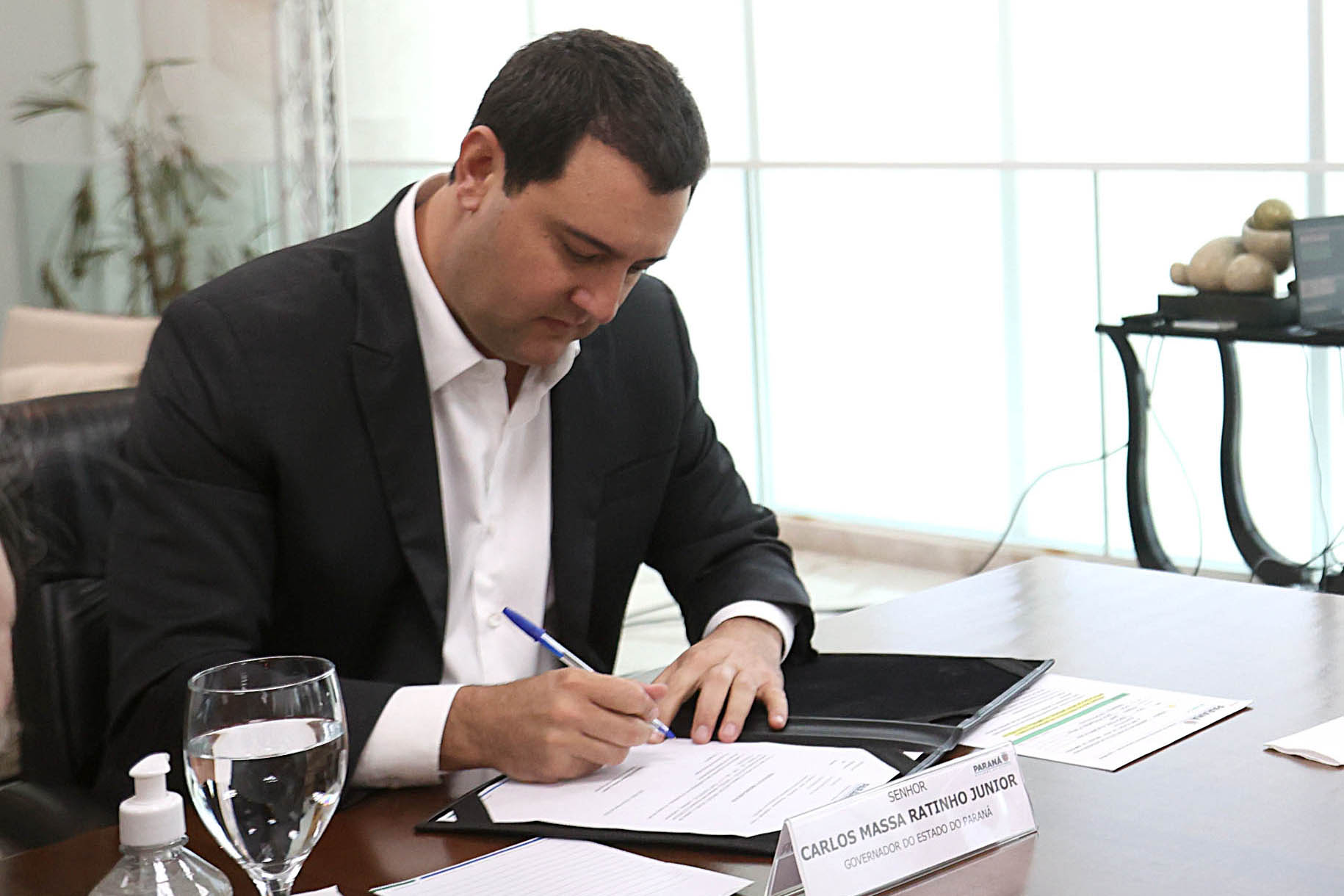 Electrolux anuncia investimento de R$ 700 milhões para a instalação de uma fábrica totalmente sustentável em São José dos Pinhais, na Região Metropolitana de Curitiba. O governador Carlos Massa Ratinho Junior, e o presidente da Electrolux América Latina, Leandro Jasiocha, assinaram o protocolo de intenções que inclui o projeto no programa de incentivos fiscais do Estado.
Foto Gilson Abreu/Aen