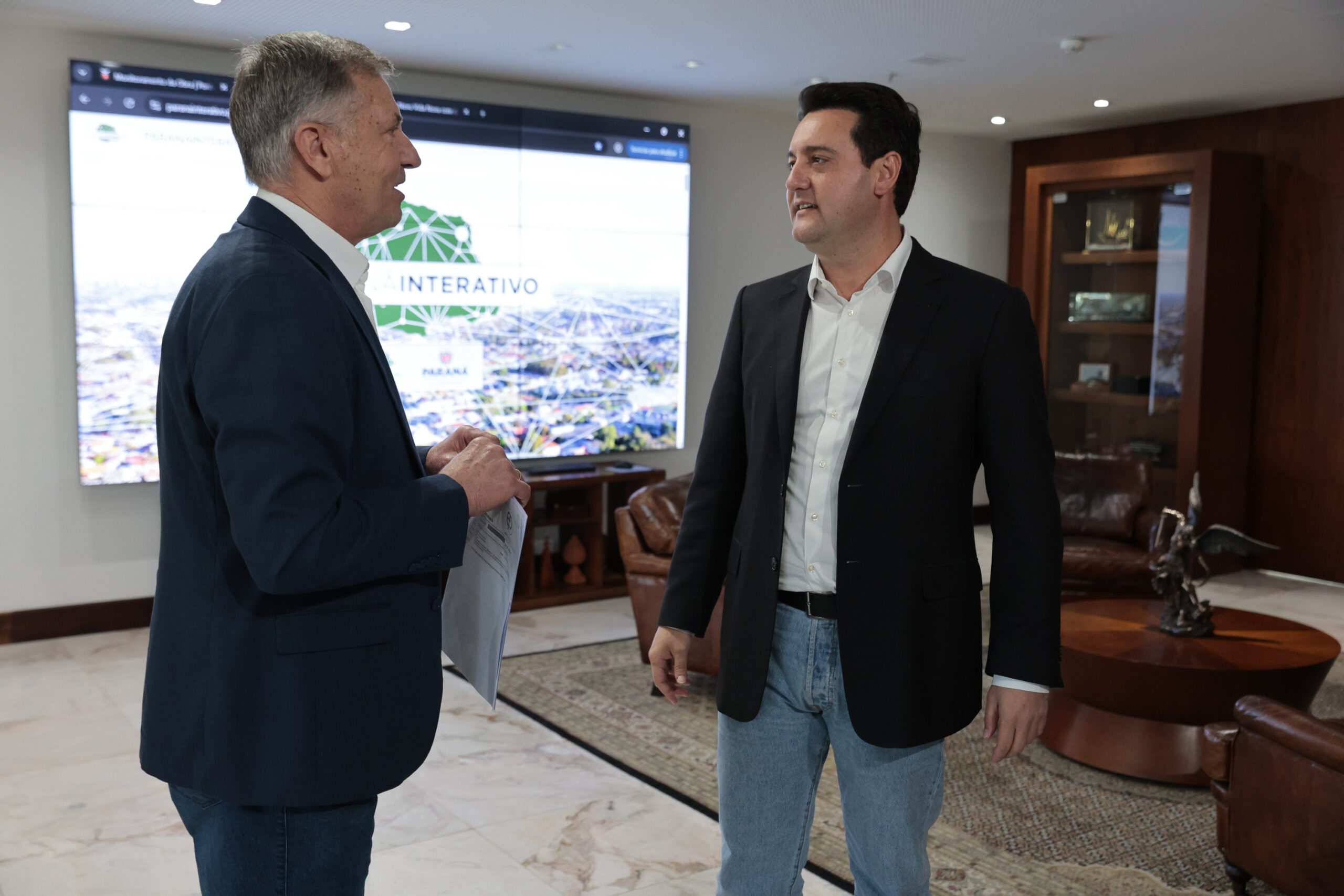 O governador Carlos Massa Ratinho Junior anuncia  nesta quarta-feira (12), a antecipacao do pagamento 13 salario para funcionarios publicos de Rio Bonito do Iguacu.
Foto: Geraldo Bubniak/AEN