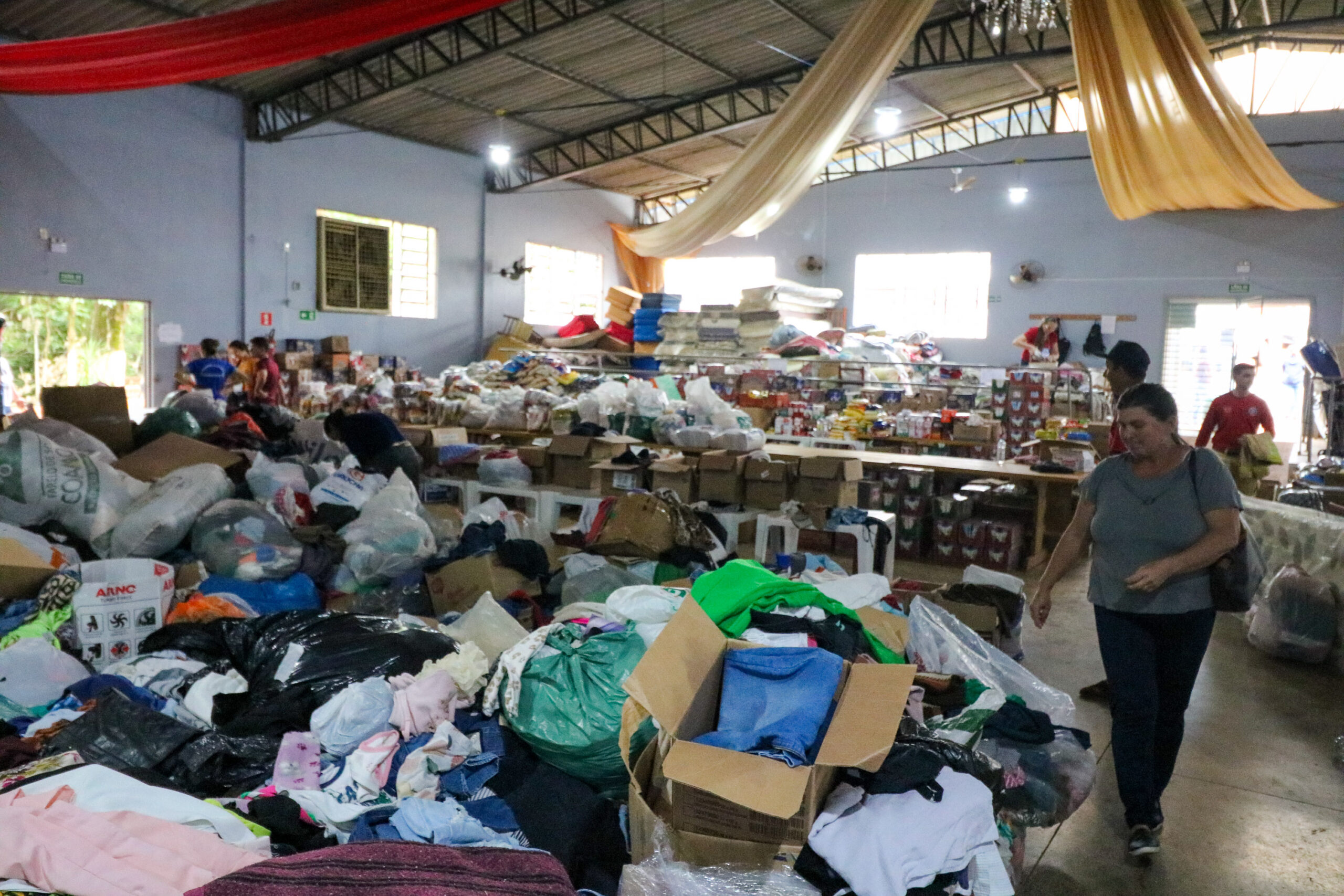 Doações destinadas às famílias afetadas pelo tornado que devastou Rio Bonito do Iguaçu. Foto: Geraldo Bubniak/AEN