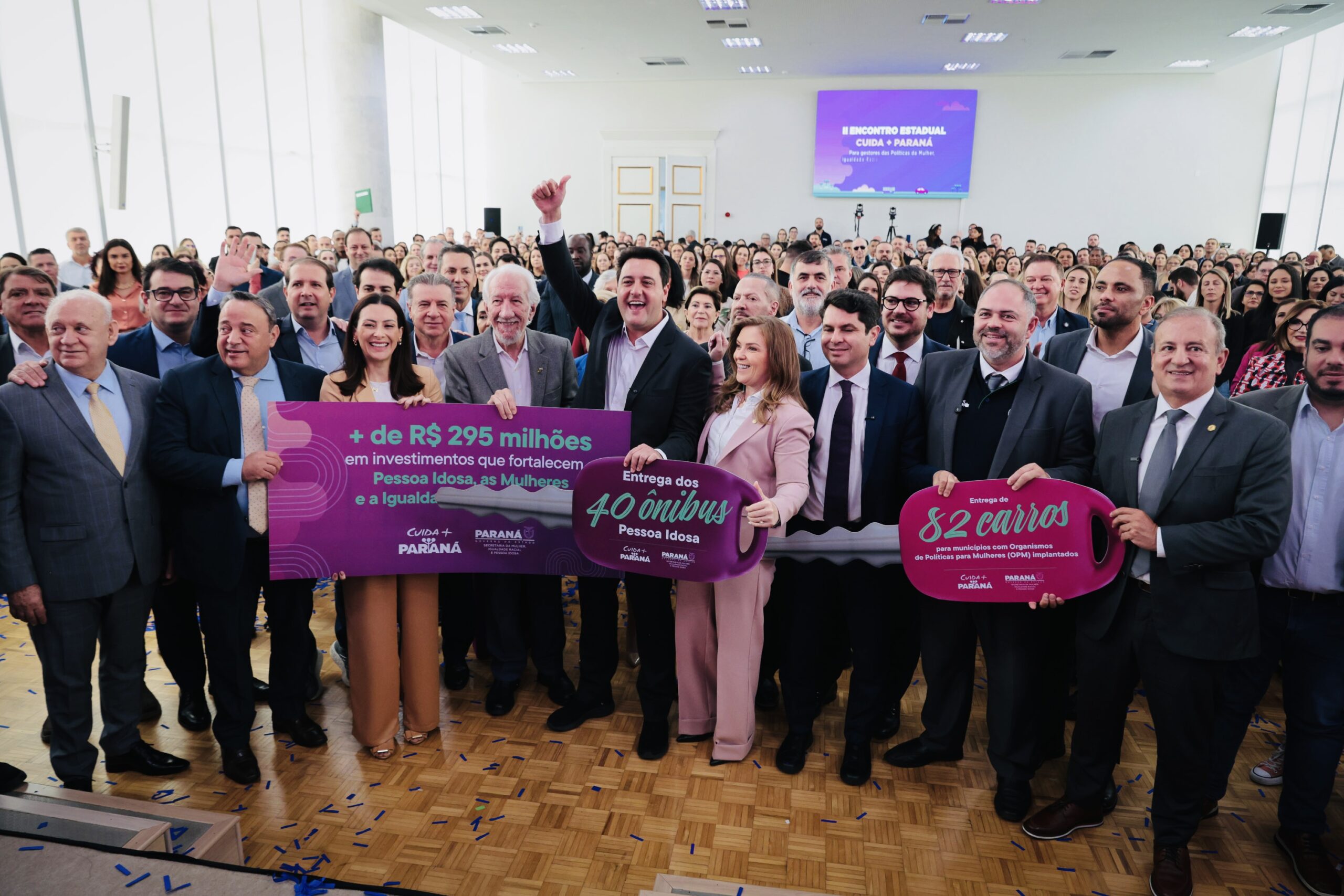 O governador Carlos Massa Ratinho Junior participa nesta segunda-feira (24) do II Encontro Estadual de Gestores de Políticas do Cuidado, no Palácio Iguaçu. Neste ato, são entregues 40 ônibus que atenderão a política para idosos e 82 carros para política da mulher.  Foto: Geraldo Bubniak/AEN