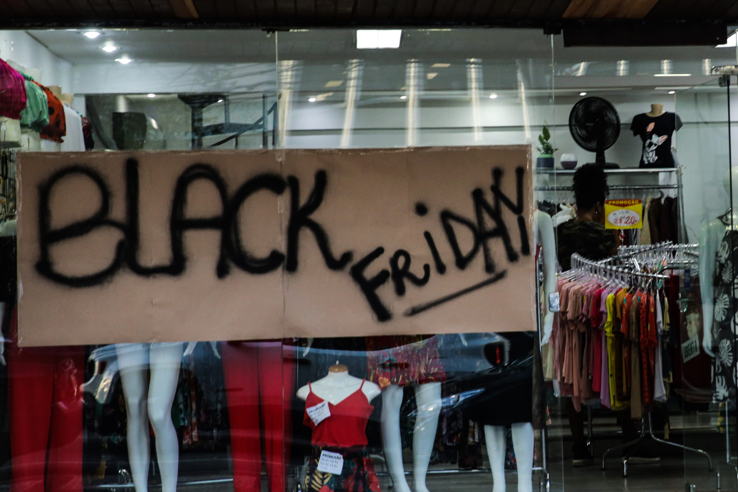 Procon-PR fiscalia promoções. A data mais esperada do ano para os consumidores que querem comprar produtos com preços mais acessíveis, conhecida como “Black Friday”, acontecerá oficialmente no dia 29 de novembro, sexta-feira.  29/11/2019  -  Foto: Geraldo Bubniak/AEN