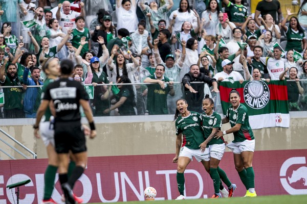 SP - BARUERI - 07/02/2026 - SUPER COPA DO BRASIL FEMININO 2026, PALMEIRAS X CORINTHIANS - Bia Zaneratto jogador do Palmeiras comemora seu gol durante partida contra o Corinthians no estadio Arena Barueri pelo campeonato Super Copa Do Brasil Feminino 2026. Foto: Marco Miatelo/AGIF
