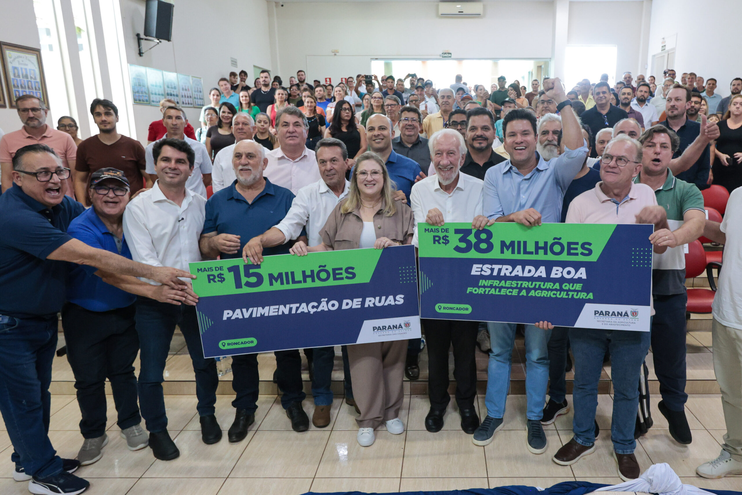 O governador em exercício Darci Piana e o secretário de Agricultura e Abastecimento, Márcio Nunes, assinam nesta sexta-feira (20) a liberação de R$ 34,8 milhões para pavimentação de duas estradas rurais de Roncador