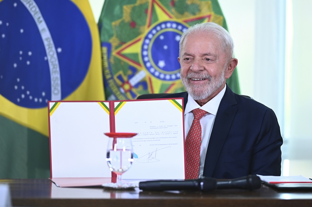 DF - PRESIDENTE/LULA SANCIONA PROJETOS DE LEI - POLÍTICA - Foto, Presidente Lula durante sansão. Nesta quarta (4) o Presidente do Brasil Luiz Inácio Lula da Silva participa no Palácio do Planalto da Sanção do Projeto de Lei n° 2610/2023, que reconhece o Festival Folclórico de Parintins e os Bois Garantido e Caprichoso como manifestação da cultura nacional; e do Projeto de Lei n° 4284/2019, que reconhece o Arraial do Pavulagem como manifestação da cultura nacional. 04/09/2024 - Foto: TON MOLINA/FOTOARENA/FOTOARENA/ESTADÃO CONTEÚDO