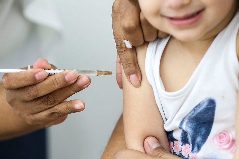 SARAMPO – Este ano a campanha de vacinação contra o Sarampo está sendo realizada junto com a vacinação da gripe, reforçando a necessidade da prevenção tanto contra os vírus respiratórios, quanto para doenças que já foram erradicadas - Curitiba, 26/04/2022