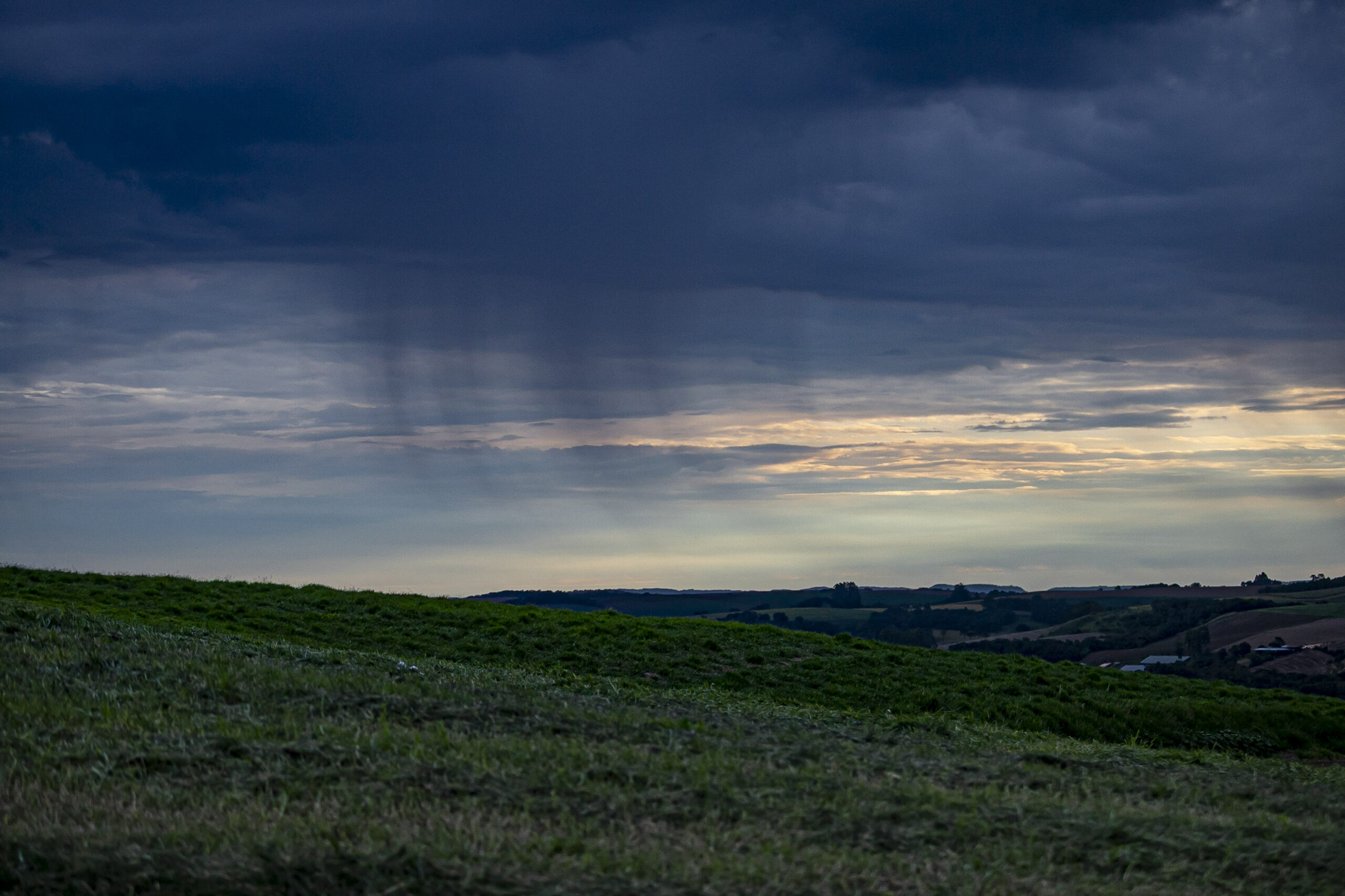 Pitanga, 20 de fevereiro de 2026 - Chuva no horizonte sobre o campo.